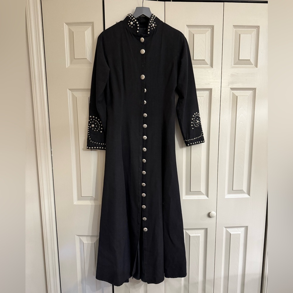Vintage studded button gothic/mattix long lightweight type trench READ DESCRIP